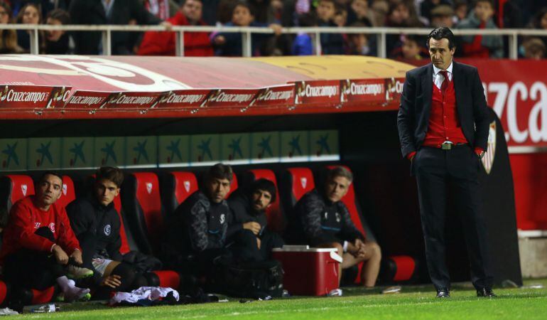 Sevilla's coach Unai Emery (R) looks on during their Spanish First Division soccer match against Celta Vigo at Ramon Sanchez Pizjuan stadium in Seville, January 3, 2015. REUTERS/Marcelo del Pozo (SPAIN - Tags: SPORT SOCCER)