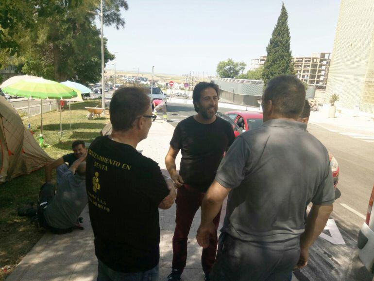 El diputado de Podemos, Jesús Rodríguez, ha visitado a los trabajadores de mantenimiento del Hospital de Jerez