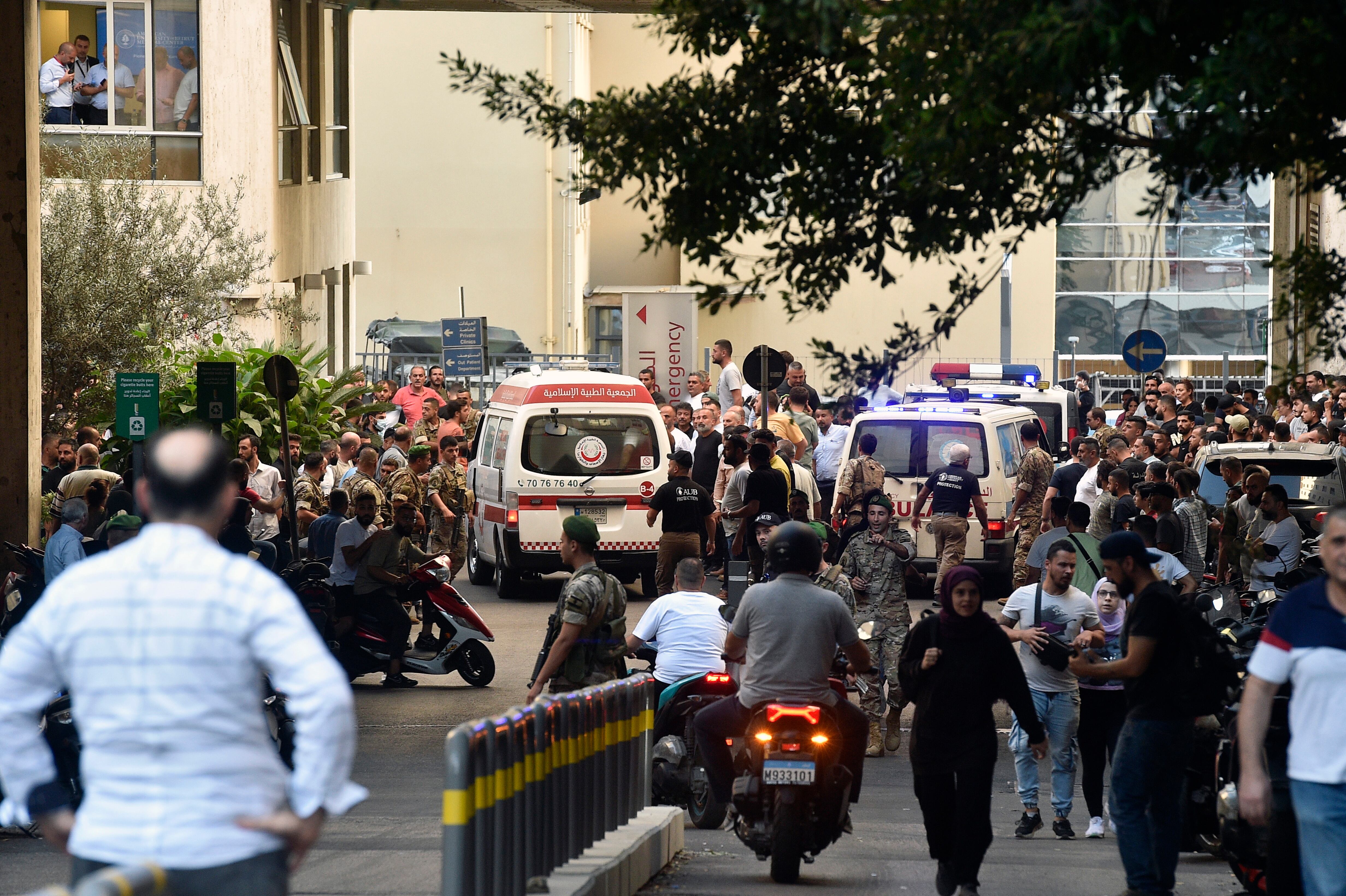 Una ambulancia llega a la Universidad Americana del centro médico de Beirut (AUBMC) después de las explosiones de este martes