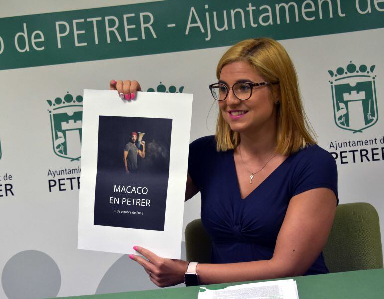 Irene Navarro, alcaldesa de Petrer, presenta el cartel de Macaco