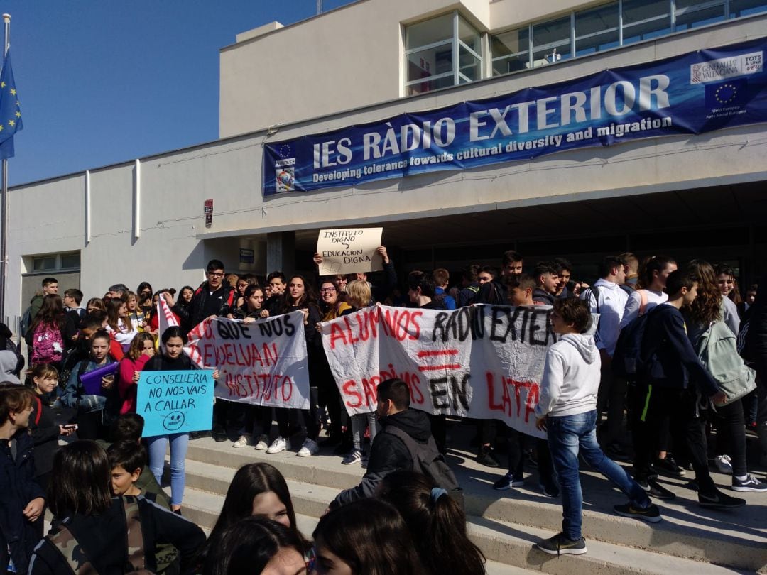 Imagen de la movilización llevada a cabo por la comunidad educativa del instituto el pasado 20 de febrero.