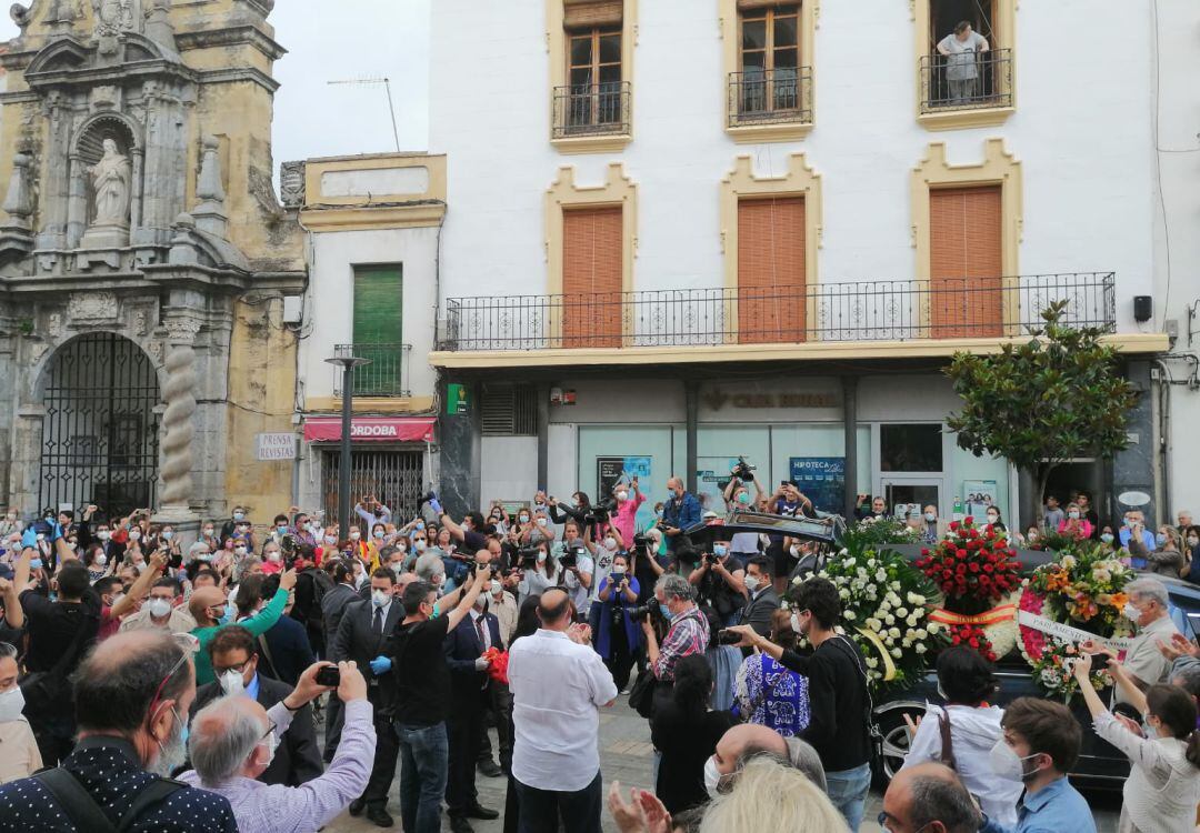 La ciudadanía despide a Julio Anguita a la salida del cortejo fúnebre en Capitulares. 