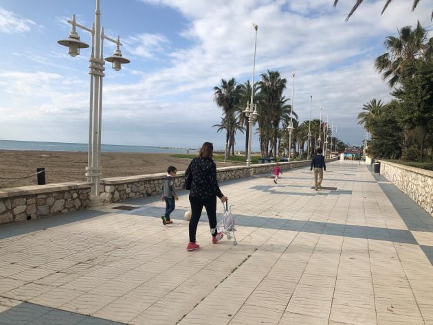 Niños jugando en la arena en la playa de la Misericordia de Málaga