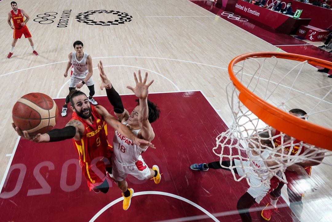 Ricky Rubio haciendo una entrada a canasta en el España - Japón