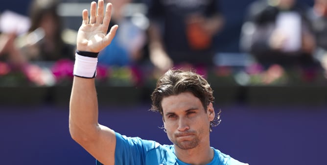 El tenista español David Ferrer saluda al público tras imponerse al serbio Filip Krajinovic, 6-0 Y 6-3, en partido de la segunda ronda del trofeo Conde de Godó de tenis que se disputa en el Real Club de Tenis Barcelona