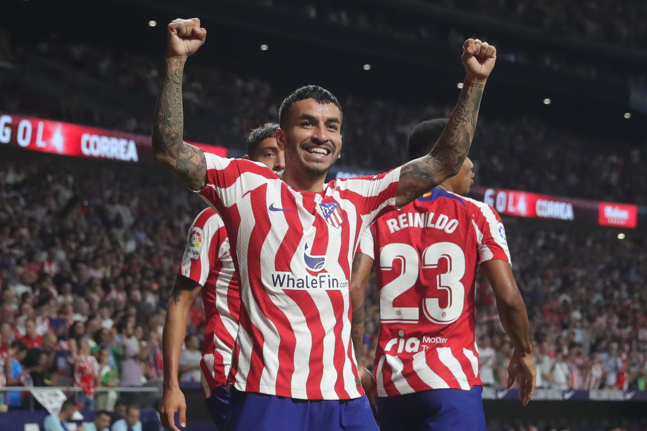 Los jugadores del Atlético de Madrid se enfrentan al Bayer Leverkusen. EFE/Juanjo Martín