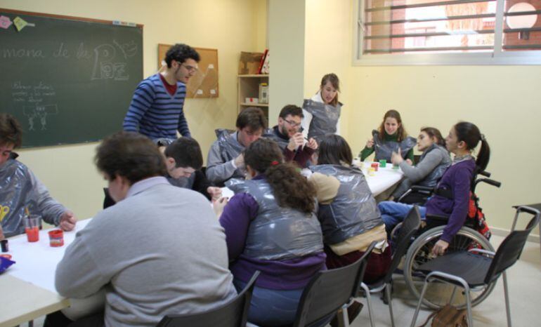 Un taller de enseñanza a discapacitados en un Centro de Día