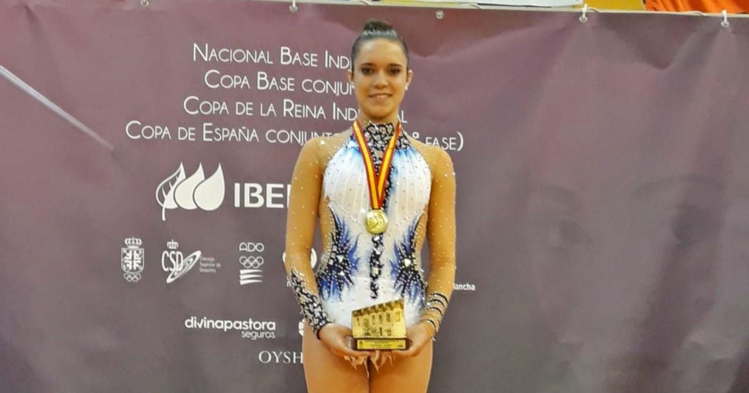 Marina García posando con la medalla de campeona de España Base Juvenil el año pasado en Guadalajara.