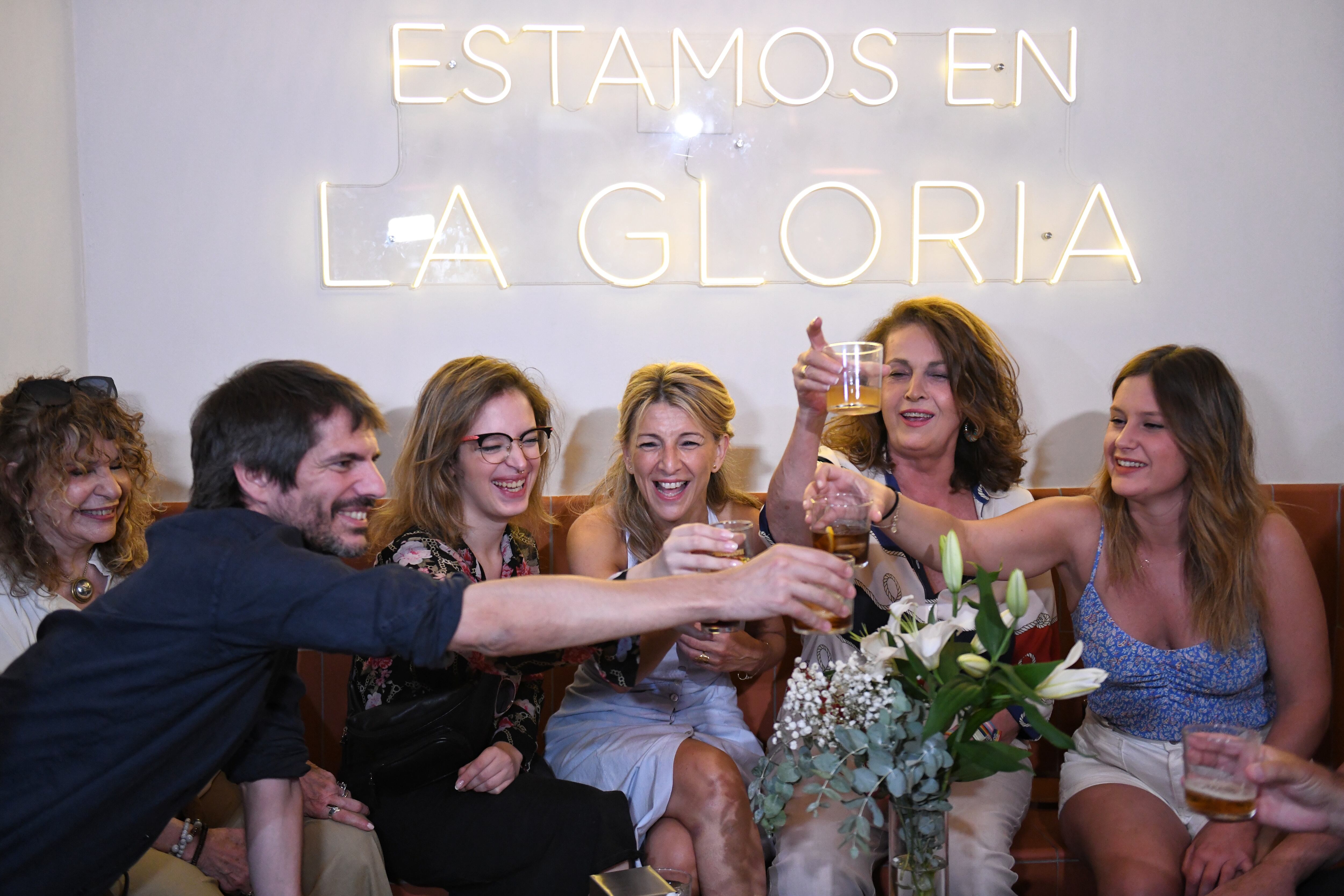 Ernest Urtasun, Gioconda Belli, Elizabeth Duval, Yolanda Díaz, Carla Antonelli y Alejandra Jacinto, brindando en el bar La Gloria de Madrid