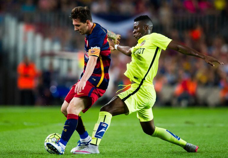 BARCELONA, SPAIN - SEPTEMBER 20: Lionel Messi (L) of FC Barcelona fights for the ball with Jefferson Lerma (R) of Levante UD during the La Liga match between FC Barcelona and Levante UD at Camp Nou on September 20, 2015 in Barcelona, Spain. (Photo by Alex Caparros/Getty Images)