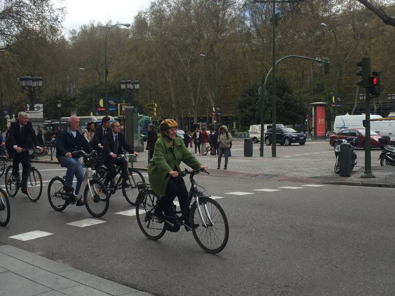 Manuela Carmena llegando a la plaza de Cibeles