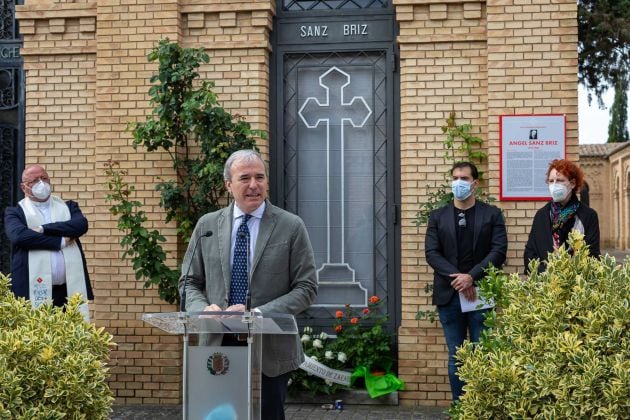 El alcalde de Zaragoza, Jorge Azcón en el homenaje a Ángel Sanz Briz