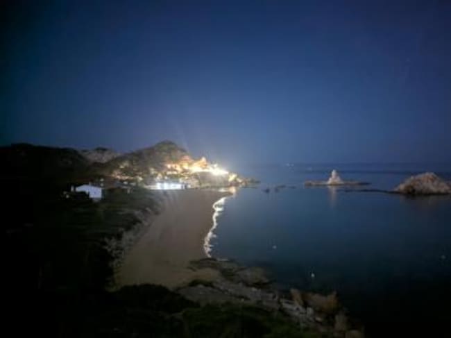 Els focus de Cala Pregonda afecten a l'ecosistema de la zona i vulneren la llei, segons el GOB.