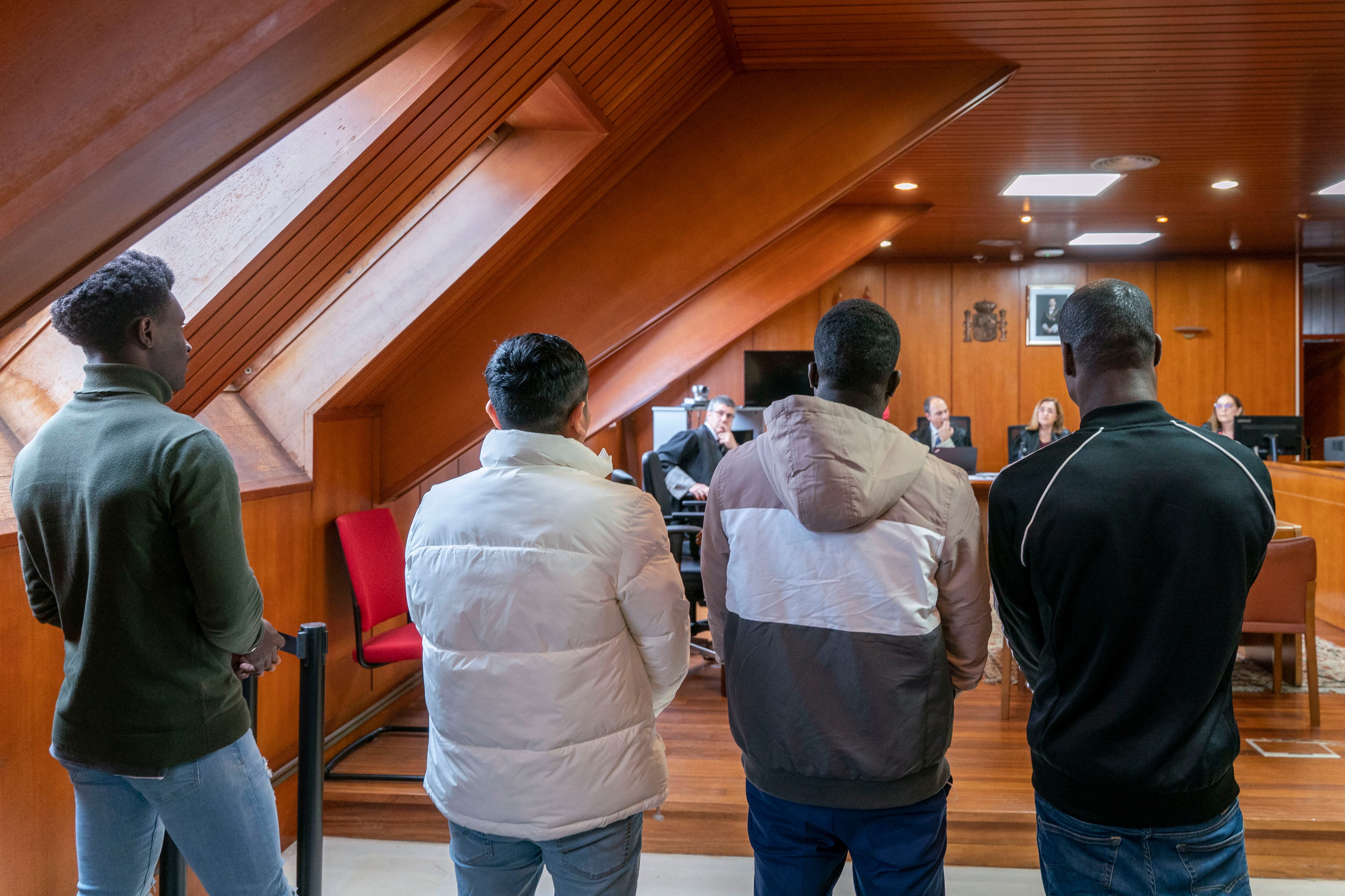 SANTANDER, 19/03/2024.- Vista del juicio en la Audiencia de Cantabria a cuatro acusados de una violación en grupo a una joven en Santander, en las fiestas de la Semana Grande de Santander de 2022, para quienes la Fiscalía solicita 30 años de prisión para cada uno de los tres supuestos agresores y 15 años y 6 meses para el cuarto, por cooperador necesario en los hechos, este martes en Santander.-EFE/ Román G. Aguilera