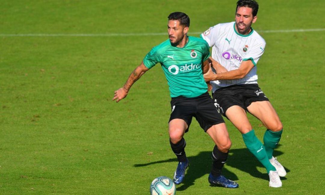 Jordi Figueras luchando un balón ante Cejudo en el partidillo del pasado viernes en La Albericia