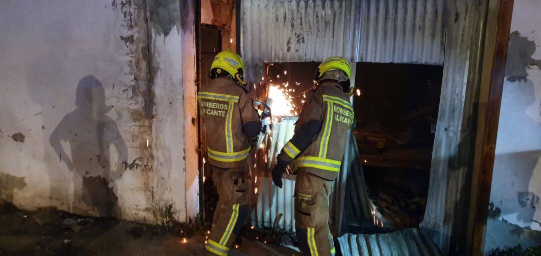 Los bomberos actúan en el incendio de la nave de Camino Viejo de Elche.