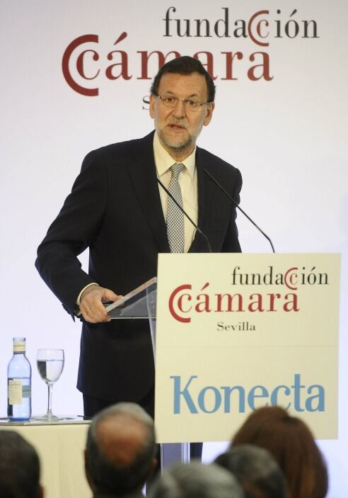 El presidente del Gobierno, Mariano Rajoy, durante la conferencia pronunciada en el Club Antares en Sevilla, organizada por la Fundación Cámara de Sevilla