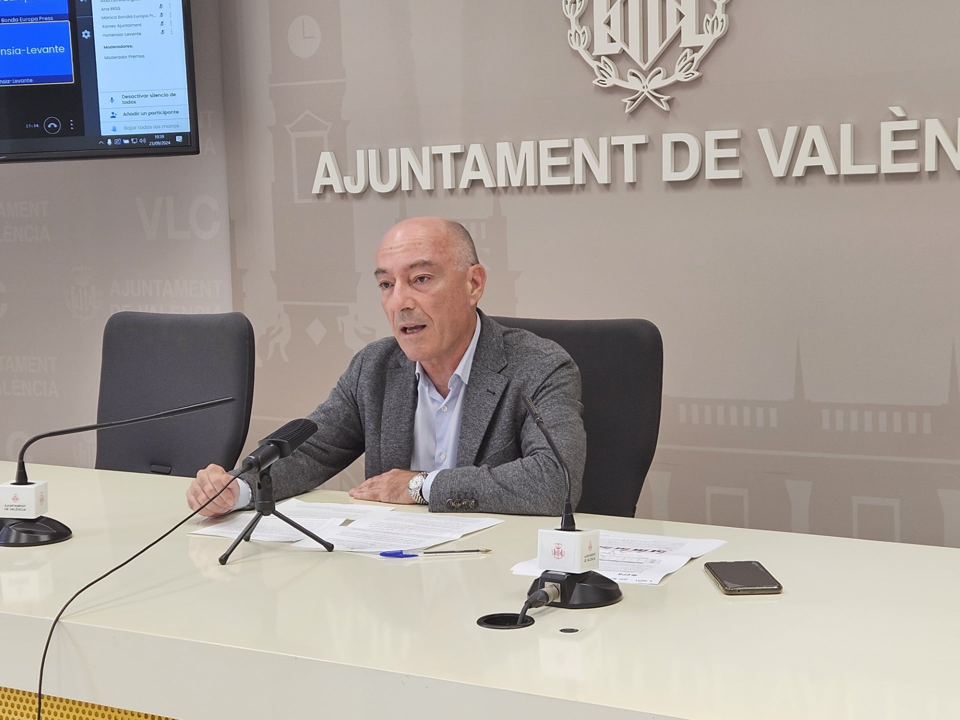 El concejal de Policía Local y Movilidad, Jesús Carbonell, durante la presentación de la auditoría en la sala de prensa del Ayuntamiento