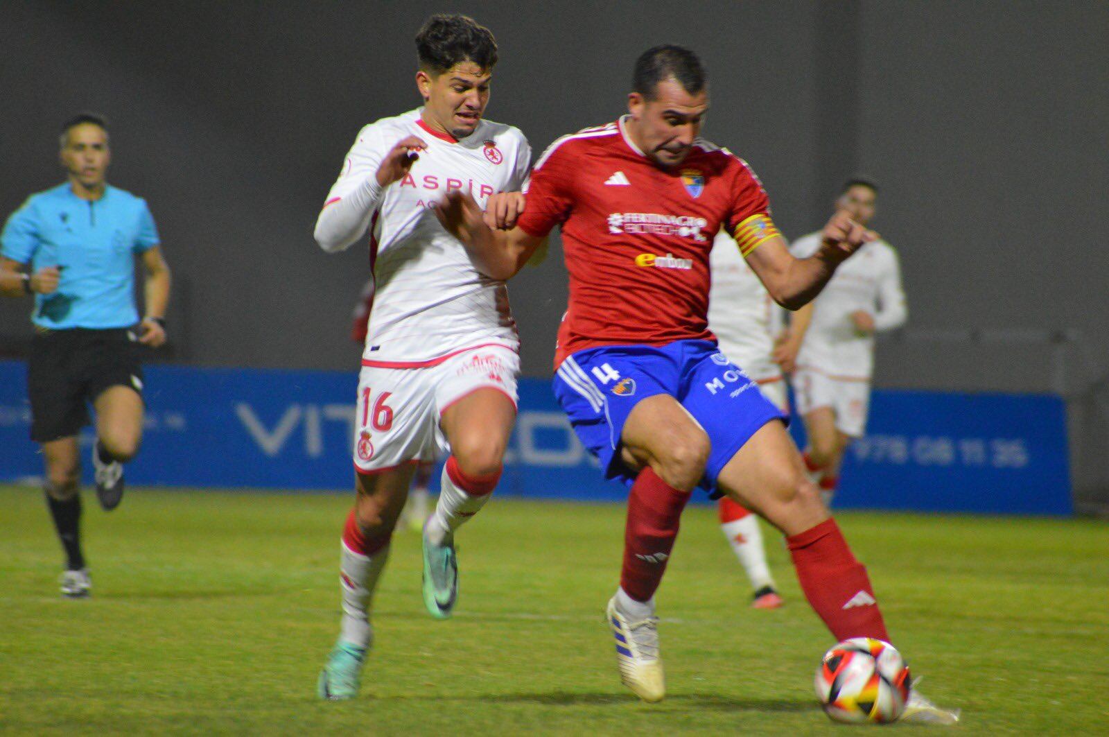 Berto disputa el balón ante un jugador del Teruel.