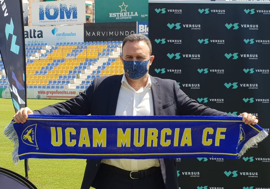 José María Salmerón posando con la bufanda del UCAM Murcia CF en La Condomina