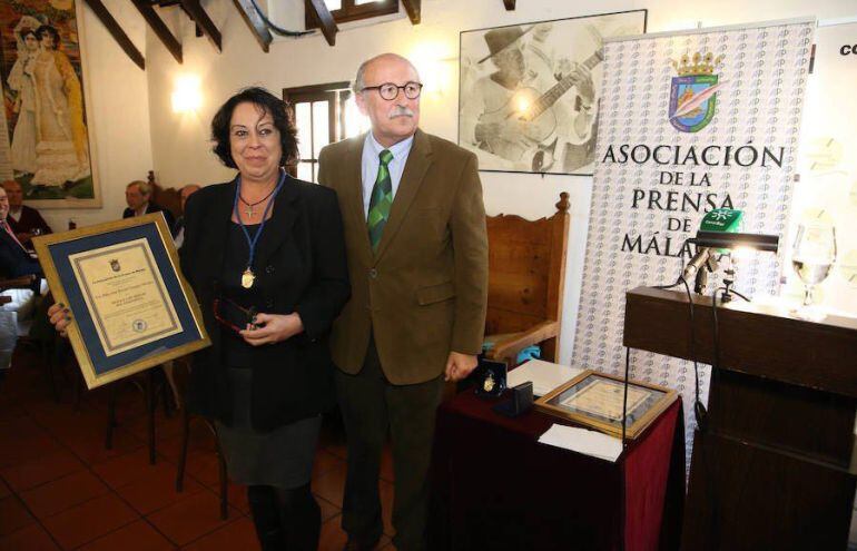 La periodista de SER Málaga, Ana Tere Vázquez, recoge la medalla de honor de la Asociación de la Prensa de Málaga