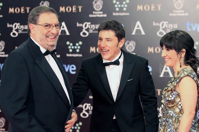 El presidente de la Academia de las Artes y las Ciencias Cinematográficas, Enrique González Macho, el presentador Manel Fuentes y la vicepresidenta segunda de la Academia, Judith Colell, a su llegada a la gala de entrega de los 28 premios Goya