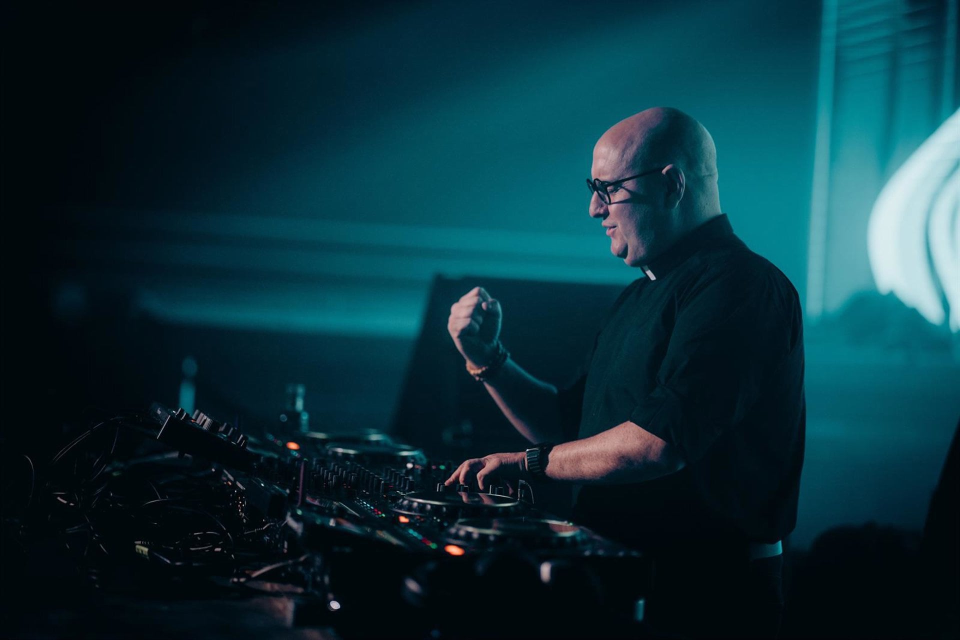 22/02/2025 El sacerdote portugués DJ Padre Guilherme @HIKAVISUAL