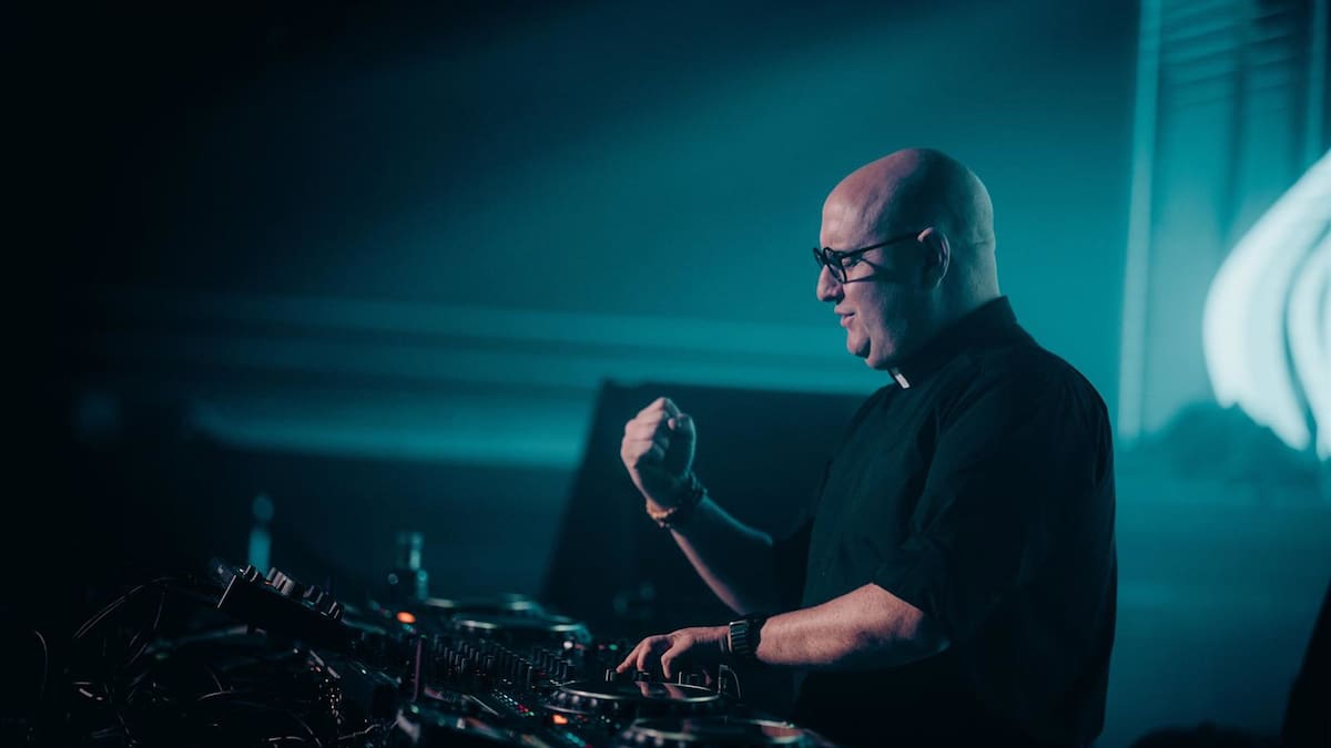 El sacerdote DJ Padre Guilherme trae su espectáculo a Sevilla el próximo 31 de enero