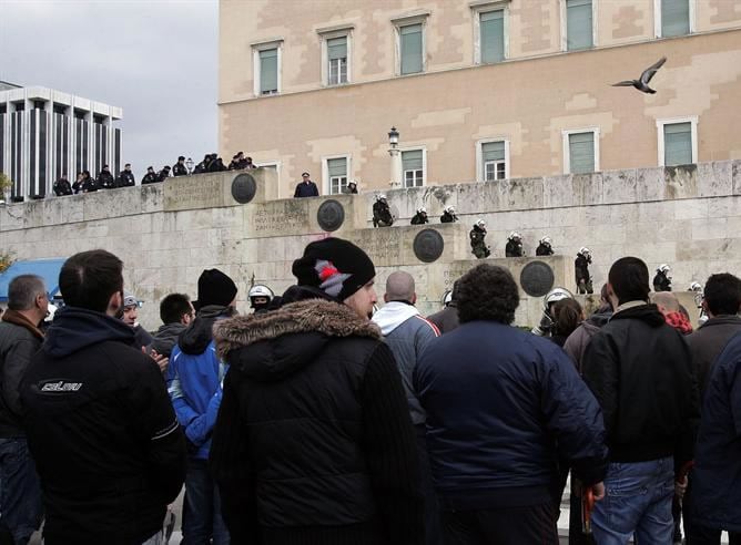 Cientos de personas se manifiestan en la puerta del Parlamento griego (EFE)