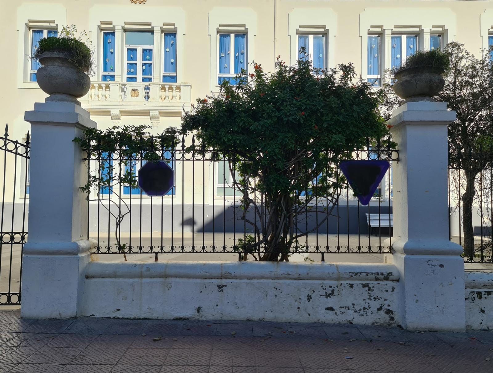 Els senyals instal·lats el 25-N contra la violència que afecta a les dones han estat tacats amb pintura blava impedint veure els missatges per la igualtat que incorporaven.