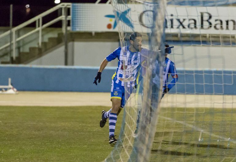 Borja Rubiato señala a sus compañeros en la celebración de uno de sus dos tantos ante el Real Ávila.