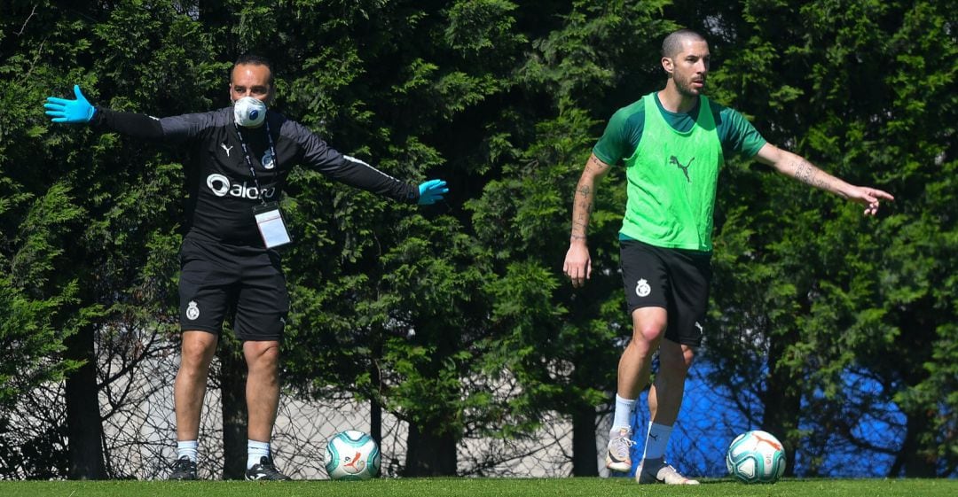 José Luis Oltra y Álvaro Cejudo, en uno de los entrenamientos llevados a cabo en La Albericia tras el confinamiento.