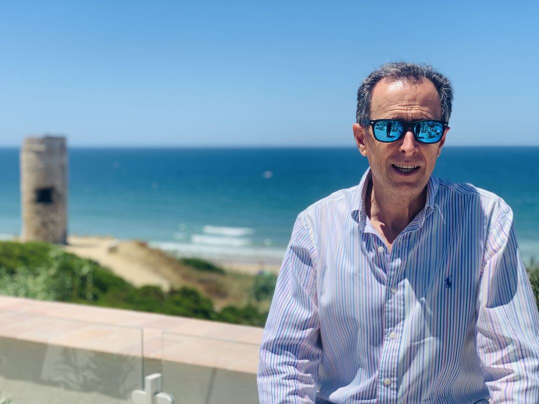 El alcalde de Chiclana, José María Román, posa ante la Torre del Puerco