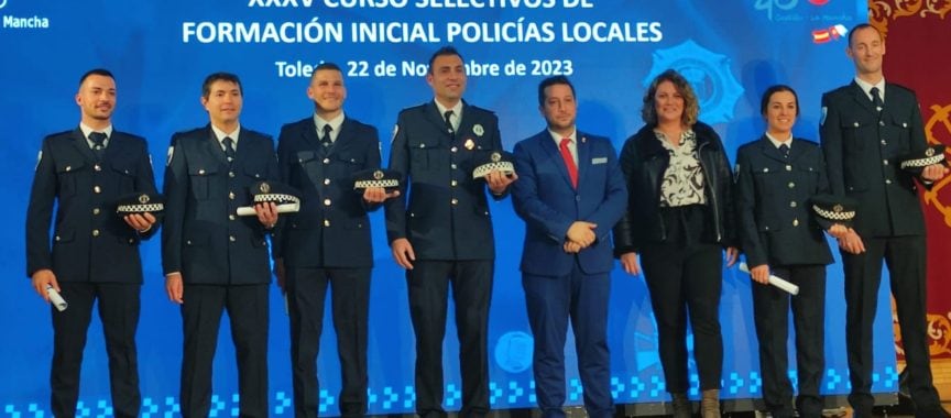 Alcalde y concejala con los nuevos policías