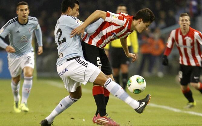 El argentino pelea un balón con el zurdo centrocampista del Athletic