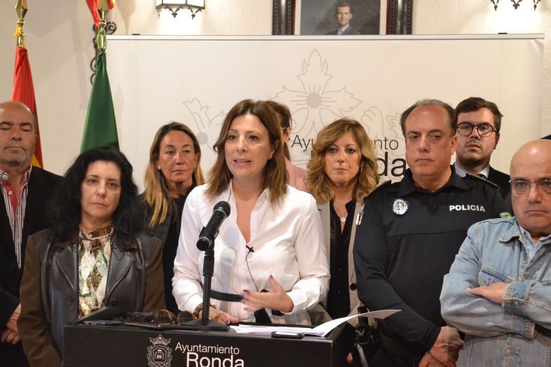 La alcaldesa, Mari Paz Fernández, ha comparecido ante la prensa junto a sus concejales y el Jefe de la Policía Local de Ronda