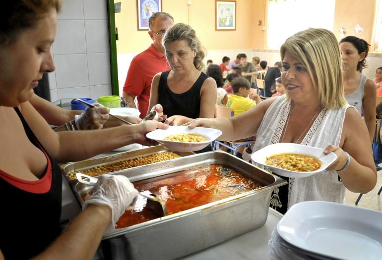 La alcaldesa de Jerez durante su visita al comedor de Federico Mayo