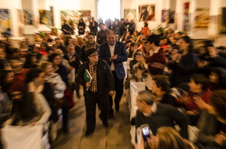 Pablo Pineda accede, junto al alcalde de Los Barrios Jorge Romero, al salón donde impartirá la conferencia.