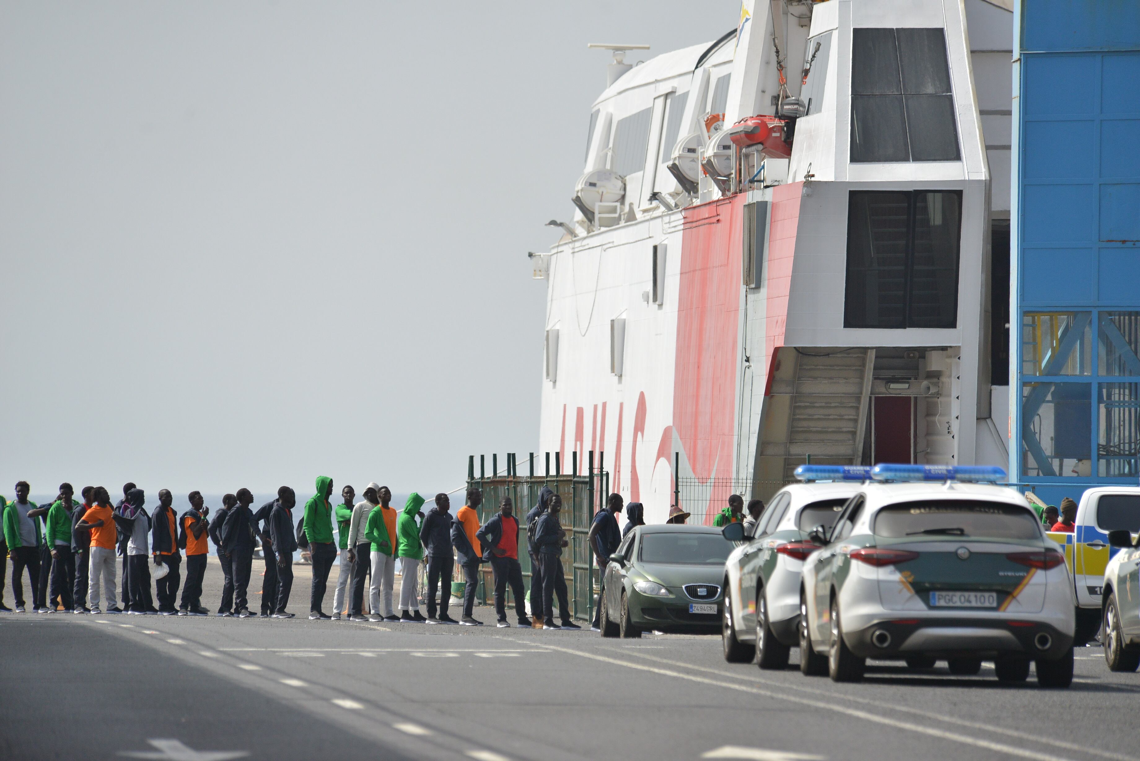 Unos 550 personas que habían llegado a la isla de El Hierro en los últimos días en varios cayucos han sido trasladados este sábado en un barco fletado por la Administración Central a Tenerife. EFE/Gelmert Finol