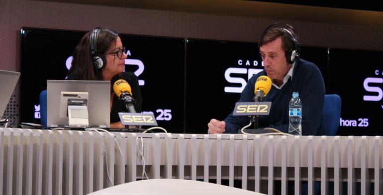 Àngels Barceló y Rafael Hernando, en una fotografía de archivo, durante una entrevista en &#039;Hora 25&#039;. 