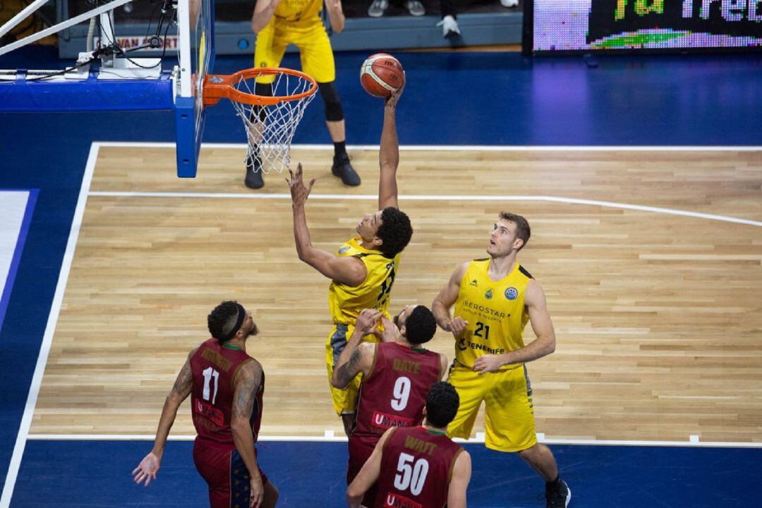 Sebas Saiz anota ante tras jugadores italianos