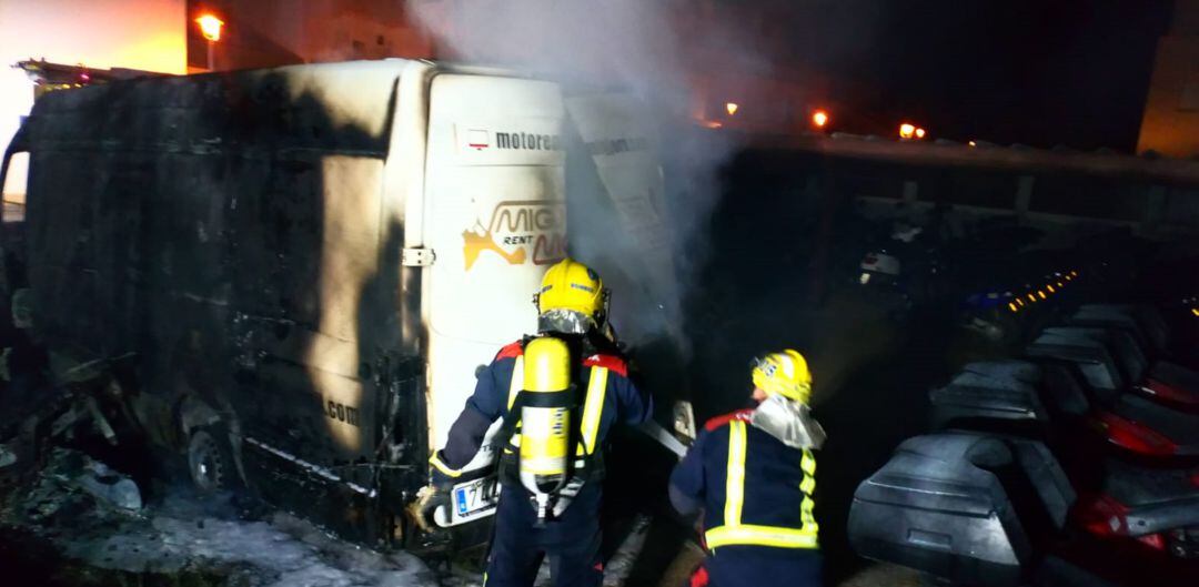 Los bomberos trabajando para extinguir las llamas