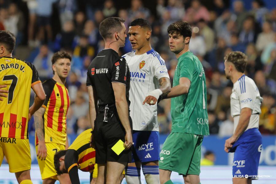 Kervin Arriaga discute una acción con el colegiado del partido