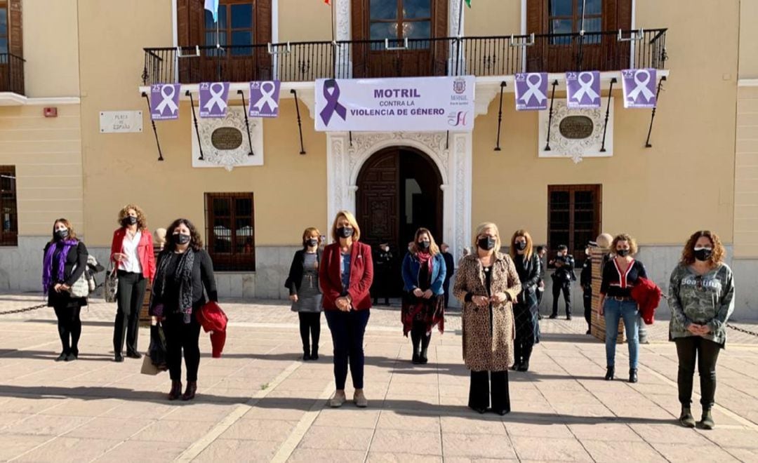 El equipo de gobierno municipal se concentran en la Plaza de España con motivo del día contra la violencia de género