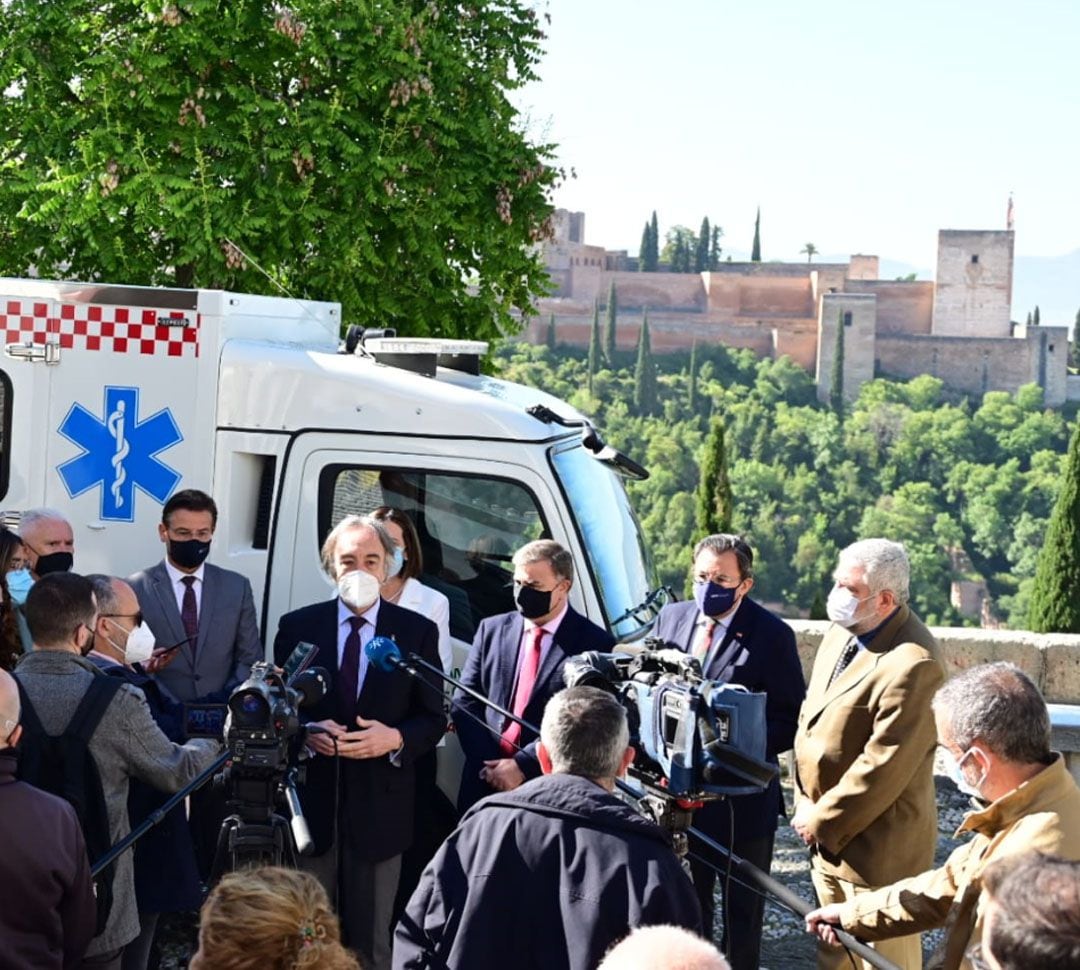 Presentación de la ambulancia preparada para prestar servicio por las estrechas calles del Albaicín granadino