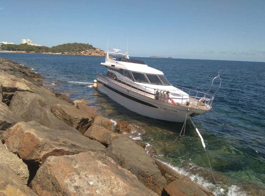 Imagen de la embarcación encallada