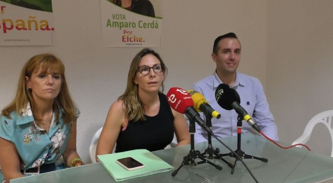 Amparó Cerdá hoy en la rueda de prensa junto a su compañera de grupo y otro militante de Vox