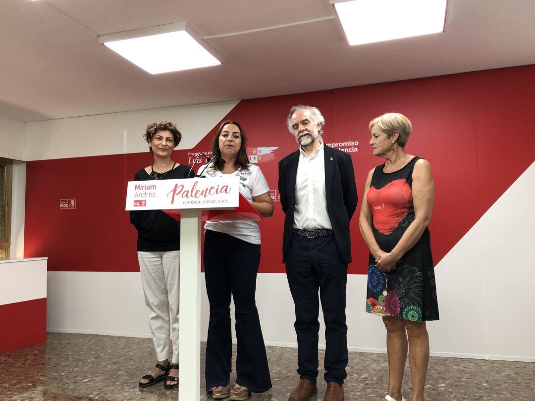 Miembros del PSOE de Palencia en su sede