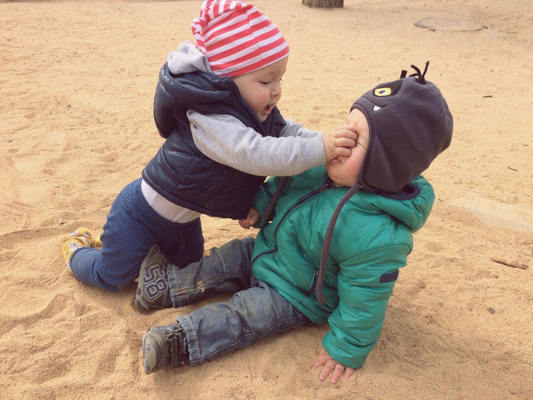 Dos niños jugando. 