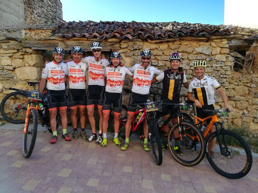 Los representantes del Hiescosa Riberbike -de izq. a dch.- Javier Peña, Luis Ortega, Alberto Hernando, Diego Cámara y Felipe Gayubo junto a otros participantes.